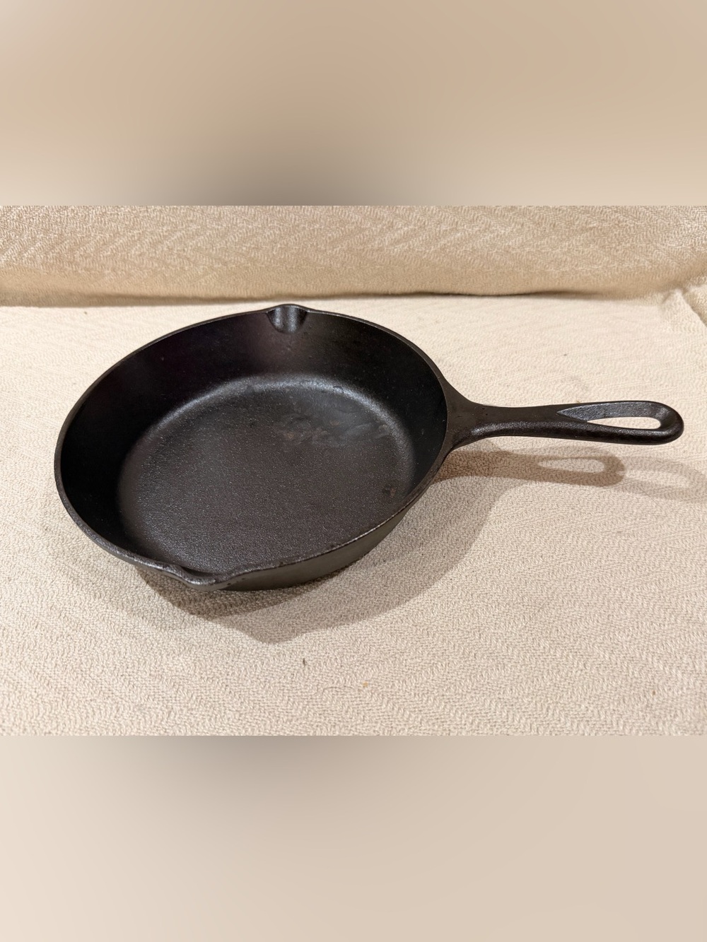 Seasoned Black Cast Iron Skillet with Pour Spouts - Versatile Frying Pan
